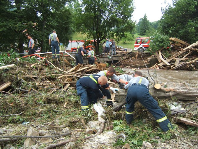 Záběry z povodní v červenci 1997 od hasiče Vladimíra Dužíka z SDH Frýdek, 1. 7. 2022