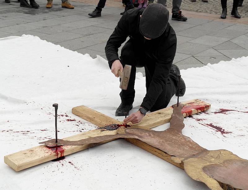 Velikonoční trhy a program na místeckém náměstí Svobody, kde nechybělo působivé pašijové ukřižování, při němž stříkala umělá krev.