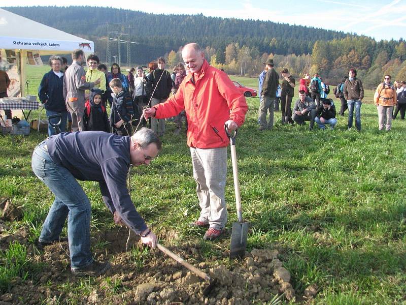 První jabloně, duby a buky vysadili v sobotu dopoledne obyvatelé Jablunkova a další dobrovolníci společně s Hnutím DUHA na rozlehlé louce v lokalitě Městská Lomná.