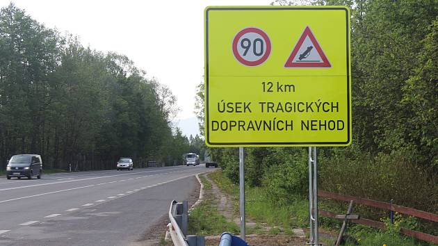 Nová dopravní značka u Bašky upozorňuje na nebezpečí.