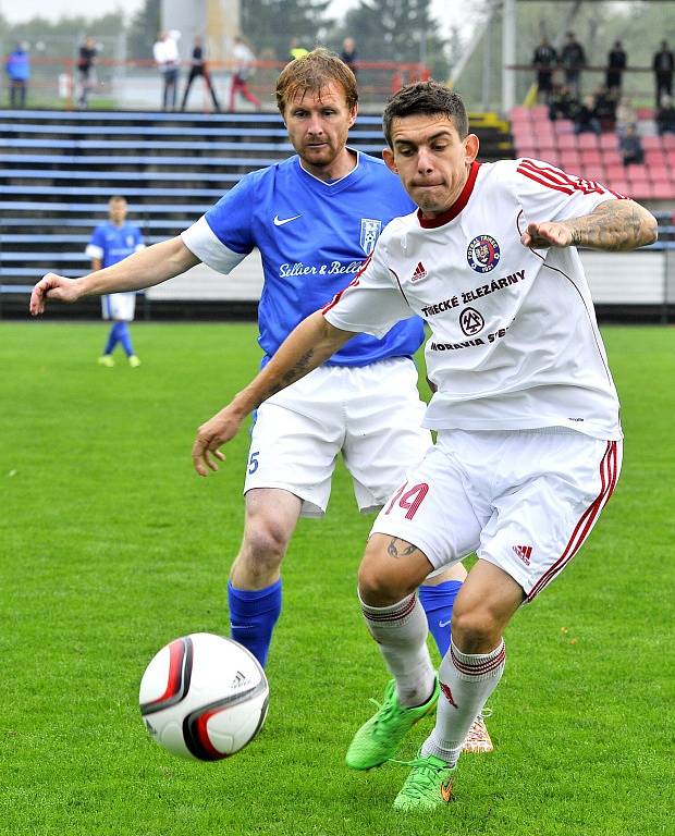 Třinečtí fotbalisté (v bílém) prolomili konečně sérii nepříznivých výsledků s týmem Vlašimi. Ten na domácím trávníku porazili 2:0. 