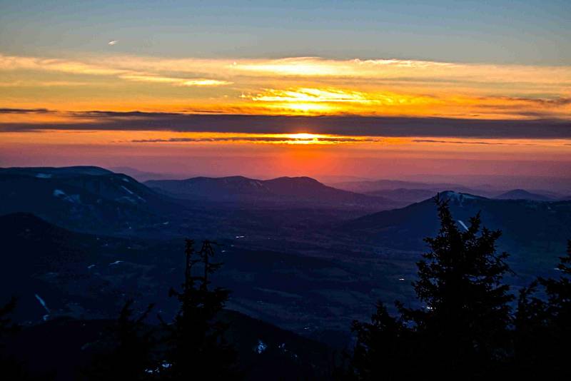 Západ slunce na Lysé hoře v březnu 2022.