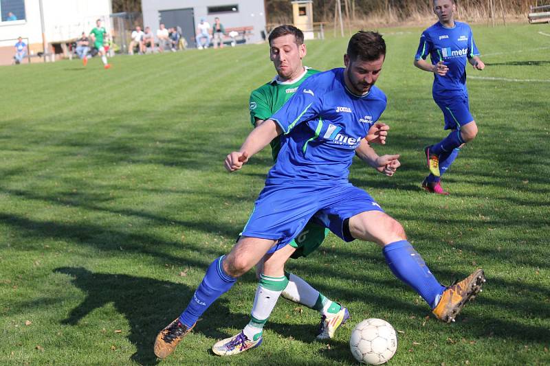 Dobratičtí fotbalisté (v modrých dresech) nadějné dvoubrankové vedení v Datyni nakonec neudrželi. Gól na 2:2 inkasovali v nastaveném čase.