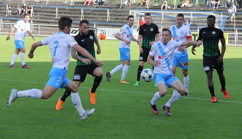 Fotbalisté Frýdku-Místku (v bílém) si v domácím prostředí vyšlápli na favorizovanou Příbram, kterou porazili 2:1.