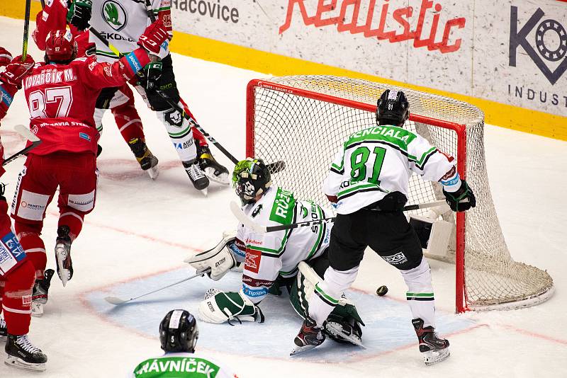 Utkání 2. kola semifinále play-off Generali České pojišťovny mezi HC Oceláři Třinec a BK Mladá Boleslav. 4. dubna 2021 v Třinci. Zleva Michal Kovařčík, Jan Růžička, David Cienciala.