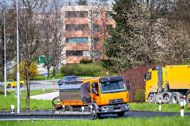 Až do poloviny května musí řidiči počítat s kolonami a zhoršeným průjezdem Frýdku-Místku, hlavně ve směru na Frýdlant nad Ostravicí, 28. dubna 2021 ve Frýdku-Místku.