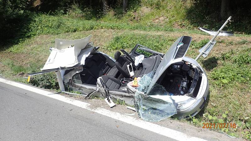 K dopravní nehodě ve Starých Hamrech na Frýdecko-Místecku vyjížděli v pátek 16. července moravskoslezští hasiči. 