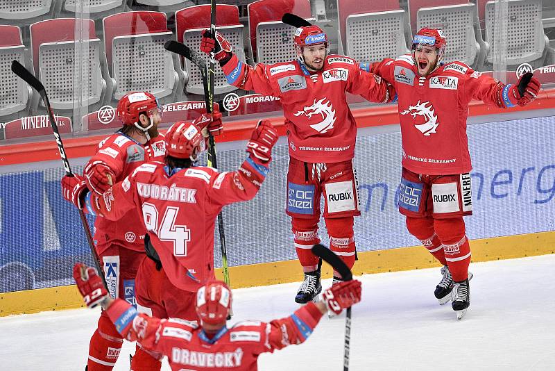 Semifinále play off hokejové Tipsport extraligy - 7. zápas: HC Oceláři Třinec - BK Mladá Boleslav, 15. dubna 2021 v Třinci. (střed) Patrik Hrehorčák z Třince a Miloš Roman z Třince oslavují gól.