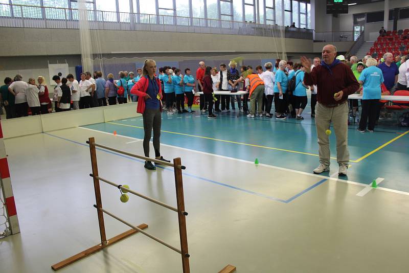 Stovky účastníků zápolily v řadě sportovních aktivit při krajských sportovních hrách seniorů v Třinci.