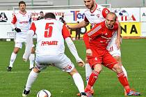 Fotbalisté Třince (v červeném) důležité domácí utkání zvládli, když Pardubice zdolali 1:0. 