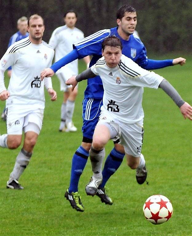 Divizní fotbalisté Lískovce (bílé dresy) prohráli v domácím prostředí s Petrovicemi 1:2.