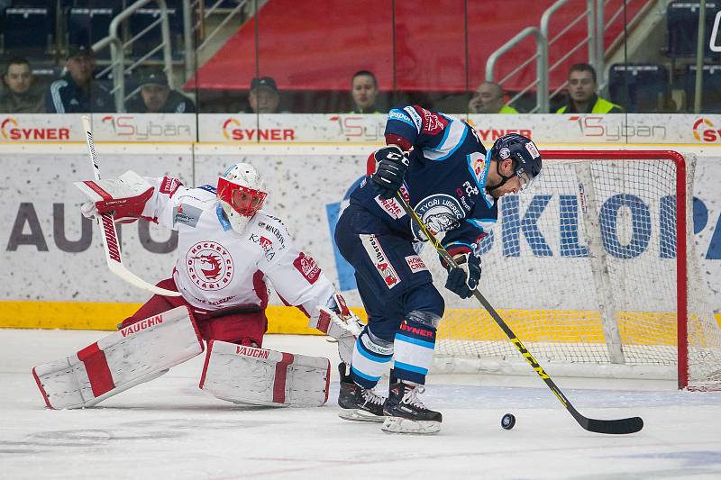 Utkání 45. kola Tipsport extraligy ledního hokeje se odehrálo 30. ledna v liberecké Home Credit areně. Utkaly se celky Bílí Tygři Liberec a HC Oceláři Třinec. Na snímku zleva Šimon Hrubec a Lukáš Krenželok.