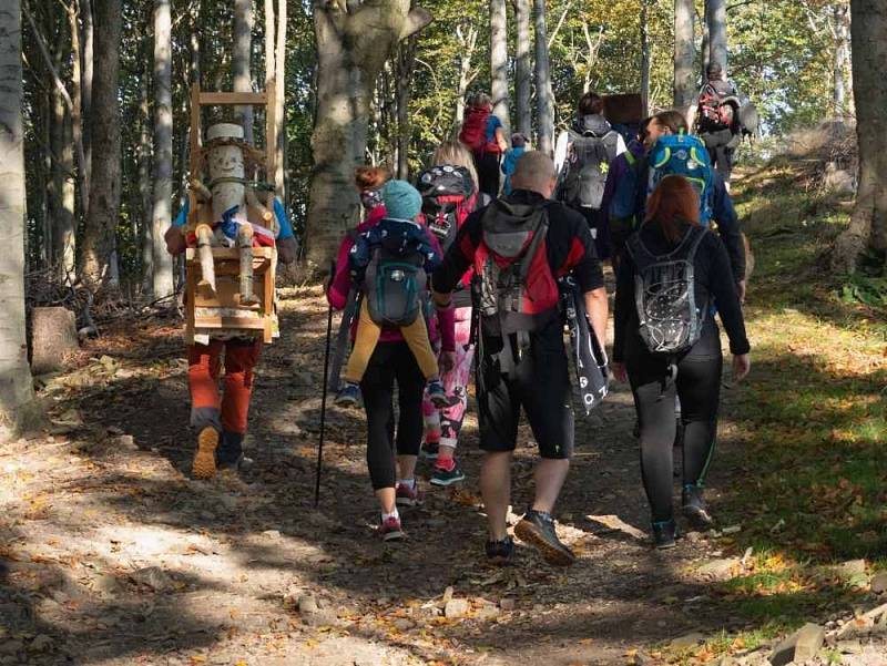 Ondru seniora na vrcholu beskydské hory Ondřejník nahradil jeho stejnojmenný nástupce s manželkou.