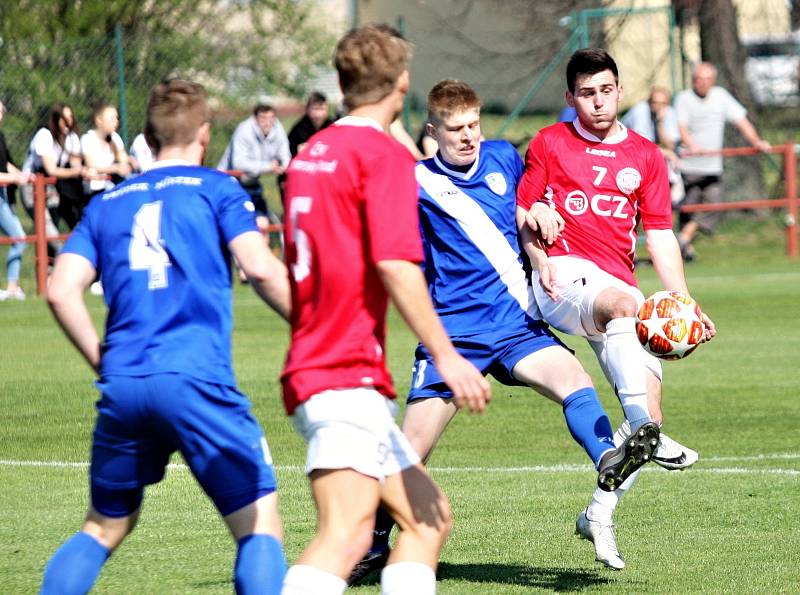 Fotbalisté Uherského Brodu (v červených dresech) prohráli ve 21. kole MSFL s Frýdkem-Místkem 0:1.