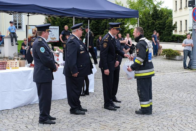 V sobotu 11. května se Zámecké náměstí ve Frýdku hemžilo hasiči.