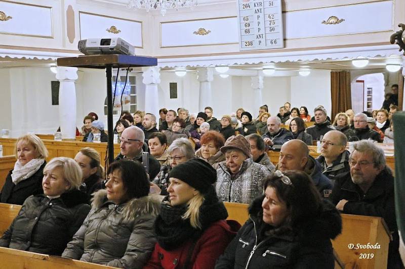 Benefiční koncert v Komorní Lhotce.