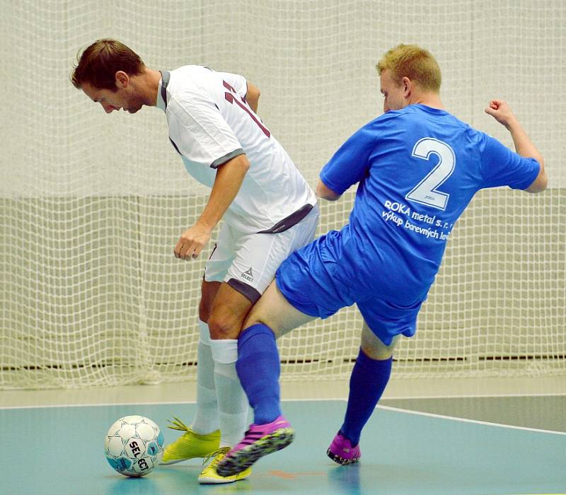 Futsalisté Třince (v bílém) zdolali na domácí palubovce celek Vítkovic 5:1. 