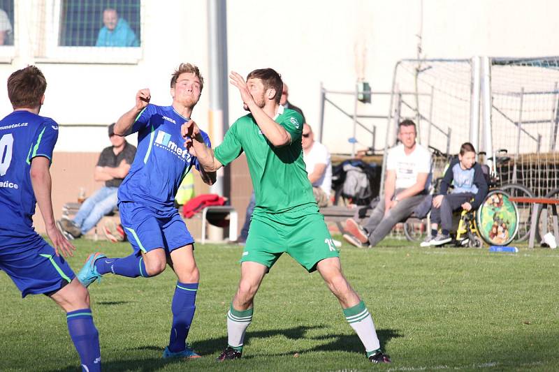 Dobratičtí fotbalisté (v modrých dresech) nadějné dvoubrankové vedení v Datyni nakonec neudrželi. Gól na 2:2 inkasovali v nastaveném čase.