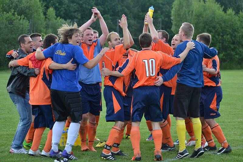 Fotbalisté Lučiny (oranžové dresy) jsou na jaře prvním týmem, který dokázal obrat o body suverénního lídra z Dobratic. 
