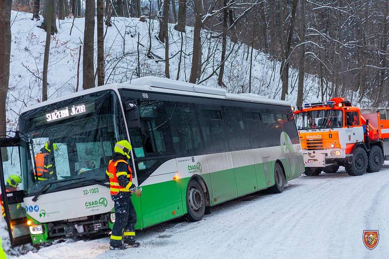 Vyprošťování autobusu v Krásné, leden 2022.