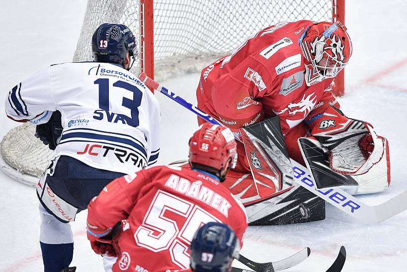 Utkání 42. kola hokejové extraligy: HC Oceláři Třinec - HC Vítkovice Ridera, 2. února 2021 v Třinci. (zleva) Vladimír Svačina z Vítkovic a brankář Třince Ondřej Kacetl.