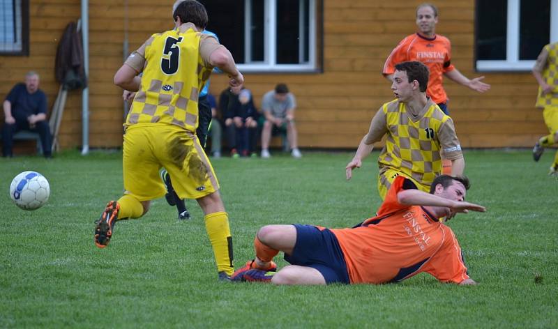 Fotbalisté Lučiny si v domácím prostředí poradili s Pískem 6:3.