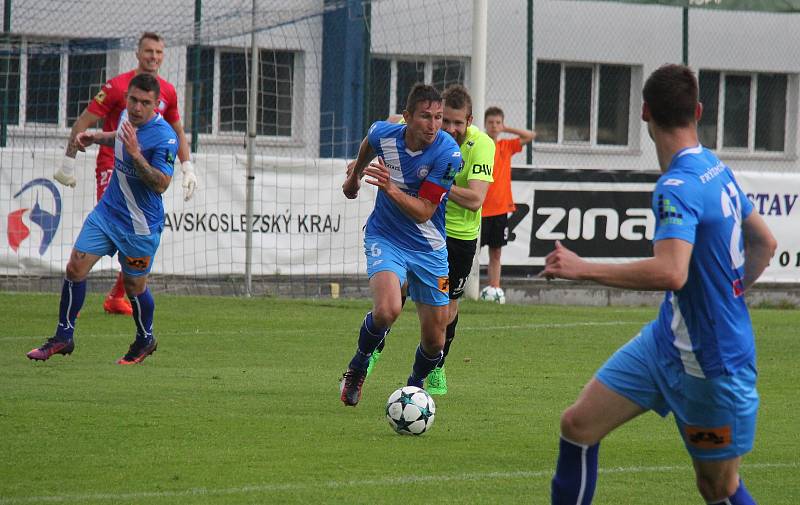 Fotbalisté Frýdku-Místku (v modrém) remizovali v domácím prostředí s Vítkovicemi 2:2.