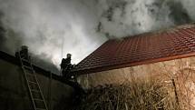 Požár střechy domu v Paskově. 