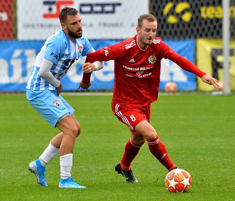 Třinec (v červeném) zvládl derby s Vítkovicemi.