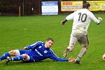 Divizní fotbalisté Lískovce (bílé dresy) prohráli v domácím prostředí s Petrovicemi 1:2.