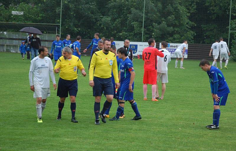 Duel mezi Dobraticemi (v modrých dresech) a Petřvaldem skončil nakonec smírem 2:2.