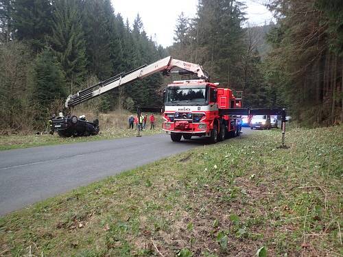 Tři jednotky profesionálních hasičů, včetně vyprošťovacího speciálu, zasahovaly v sobotu odpoledne v  Morávce, kde skončil osobní automobil Mercedes na střeše na okraji horského potoka.
