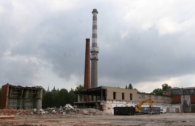 Demolice nevyužívaných objektů v bývalé Lembergerově tkalcovně ve Frýdku, 3.8.2022.