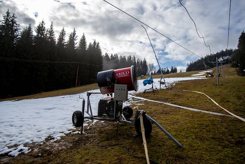 Lyžařské areály v Beskydech, 27. listopadu 2022, Bílá. Lyžařský areál Ski Mezivodí.