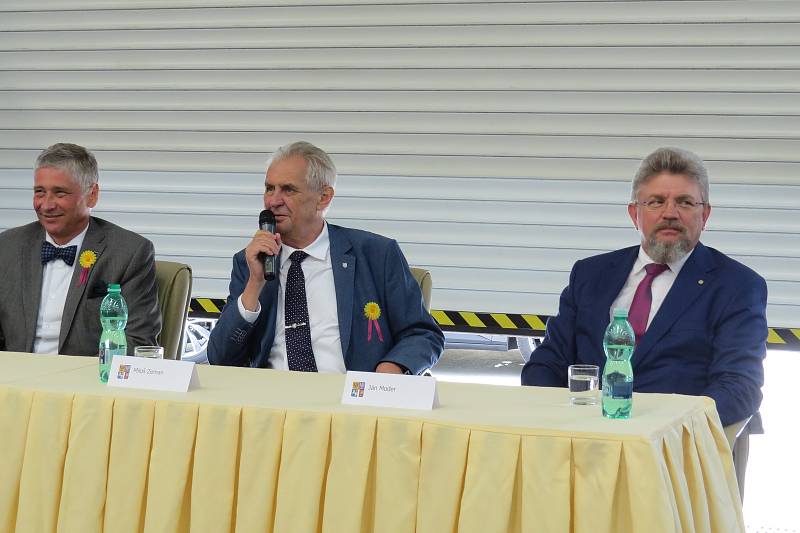 Prezident Miloš Zeman navštívil ve středu v poledne Třinecké železárny.