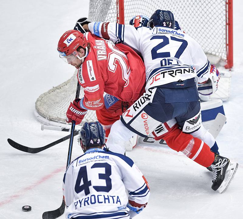 Utkání 42. kola hokejové extraligy: HC Oceláři Třinec - HC Vítkovice Ridera, 2. února 2021 v Třinci. (zleva) Petr Vrána z Třince a Rastislav Dej z Vítkovic.