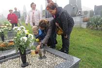 Na hřbitovy ve Fryčovicích a Staříči lidé chodili zapalovat svíčky a pokládat kytice po celý víkend. 