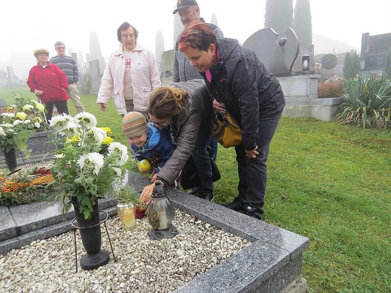 Na hřbitovy ve Fryčovicích a Staříči lidé chodili zapalovat svíčky a pokládat kytice po celý víkend. 