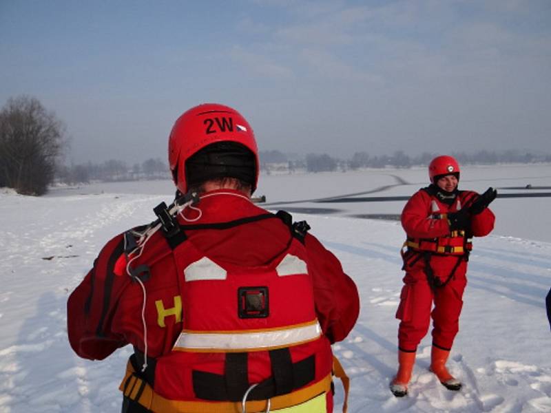 Výcvik záchranných prací na zamrzlé hladině. 