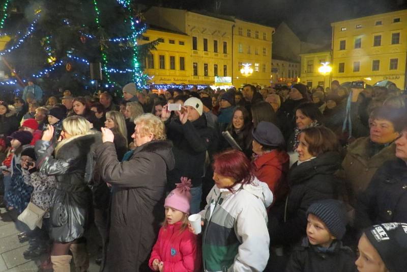 Vánoční koledy se zpívaly také na náměstí Svobody v Místku. 