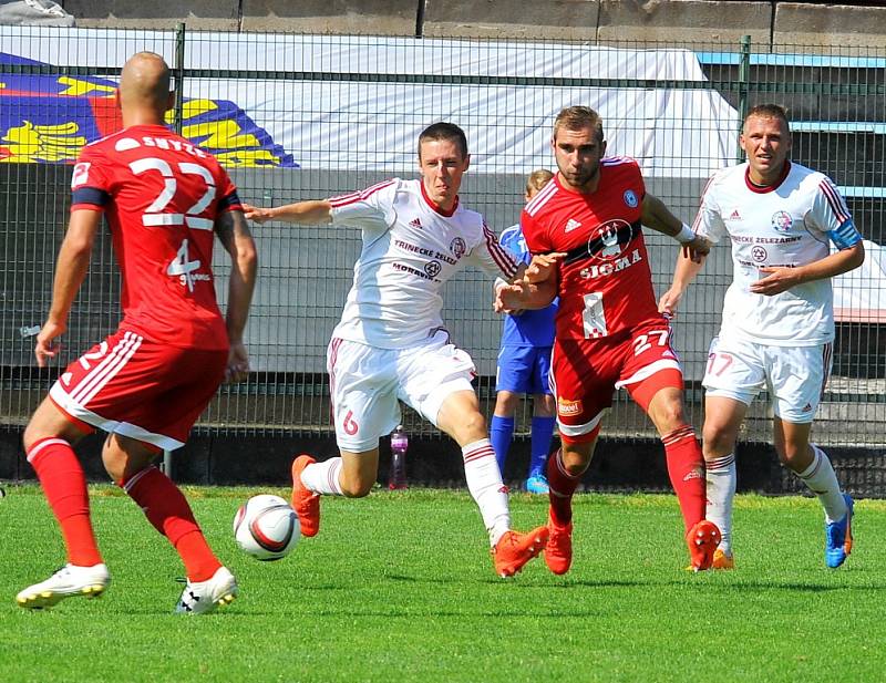 Třinečtí fotbalisté (v červeném) znovu před domácími fanoušky zaváhali, když tentokráte nestačili na exligovou Sigmu Olomouc 1:2. 