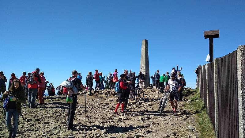 Lysá hora byla v pátek v obležení turistů.