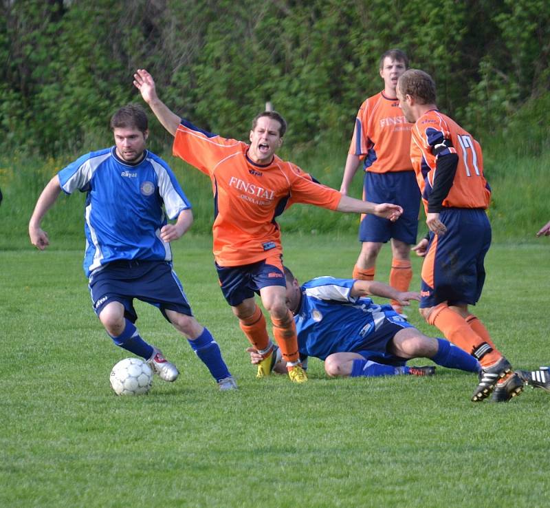 Fotbalisté Lučiny (oranžové dresy) jsou při střelecké chuti. Naposledy porazily Jablunkov na jeho hřišti 4:1. 