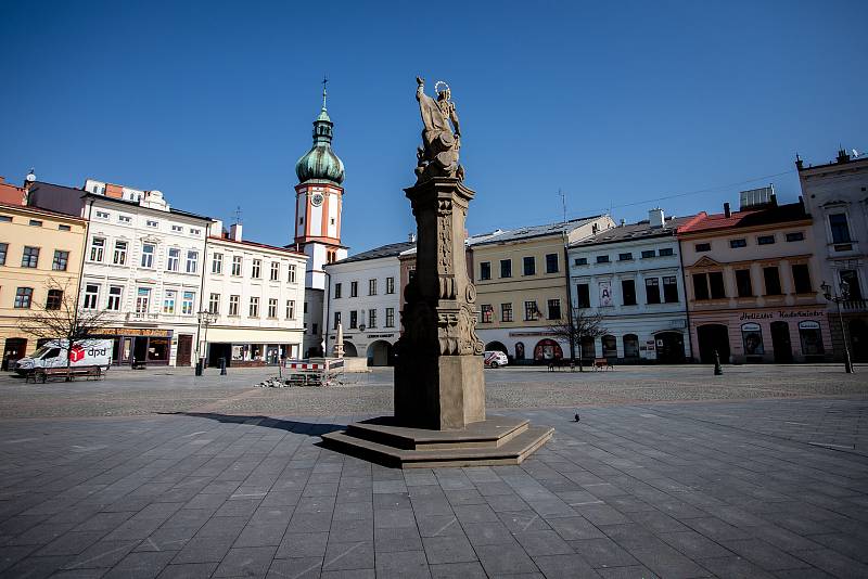 Frýdek-Místek v celostátní karanténě (místeckém náměstí Svobody), 24. března 2020. Vláda ČR vyhlásila dne 15.3.2020 celostátní karanténu kvůli zamezení šíření novému koronavirové onemocnění (COVID-19).