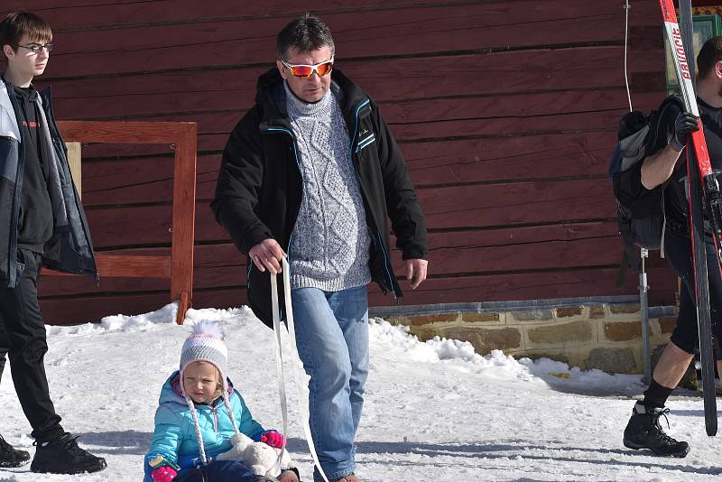 Pustevny jako obvykle ožily o víkendu návalem turistů, 20. února 2021.