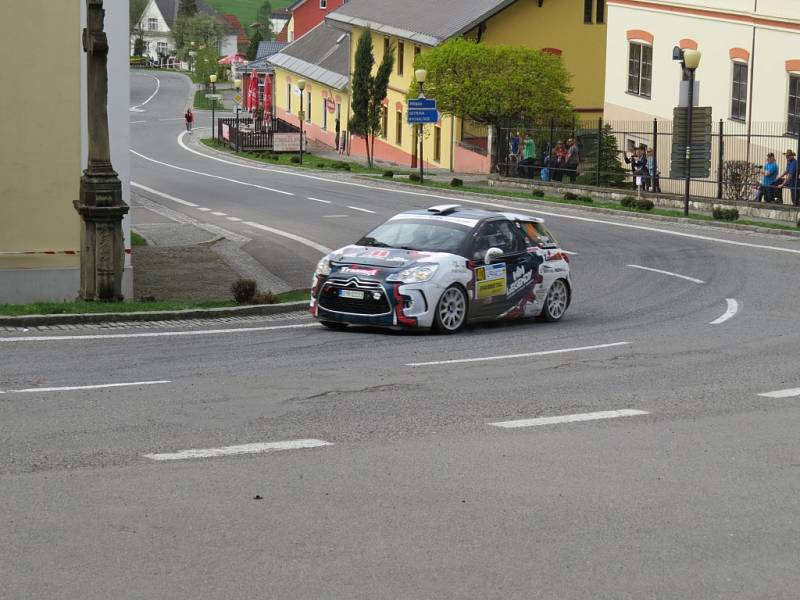 Valašská rally přichystala lidem z Hukvald a okolí zajímavou podívanou. 