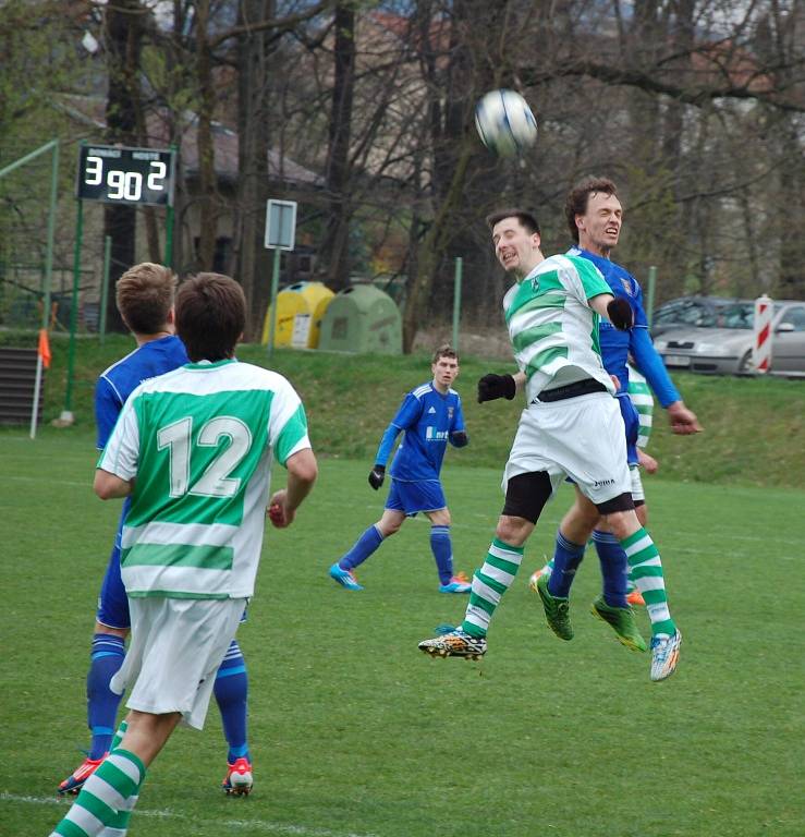 Fotbalisté Dobratic (modré dresy) nakonec na domácím trávníku s Čeladnou remizovali 3:3, když vyrovnávací branku inkasovali v poslední minutě. 