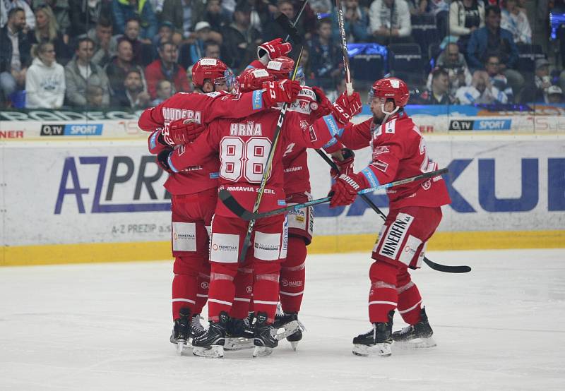 Třinečtí hokejisté (v červeném) ovládli úvodní duel finále na ledě Liberce.