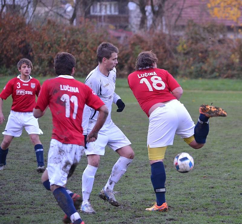 Fotbalisté Jablunkova (v bílém) na domácí půdě potvrdili roli favorita, když Lučinu porazili 4:1. 