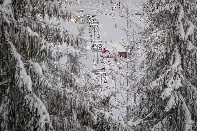 Turistická chata Severka a panorama Beskyd, 15. ledna 2021 v Dolní Lomné.